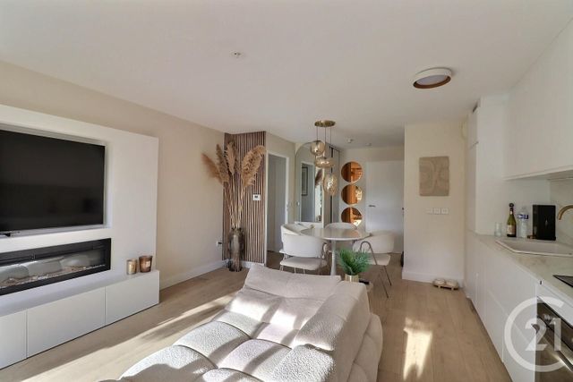 Appartement T3 à vendre - 3 pièces - 56.57 m2 - FREJUS - 83 - PROVENCE-ALPES-COTE-D-AZUR - Century 21 Sud Habitat